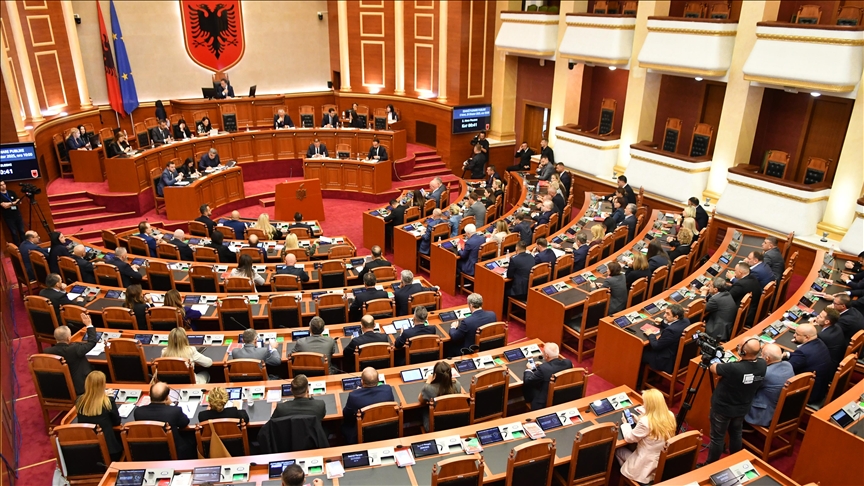 Kuvendi i Shqipërisë mblidhet në seancë plenare, shoqërohet me debate