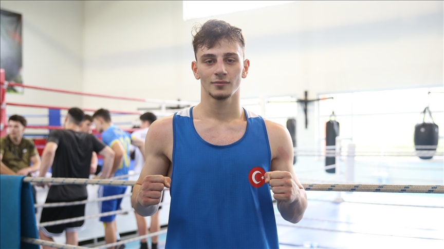 Milli boksör Mustafa Ömer Şahin, Avrupa şampiyonluğu için yumruk sallıyor