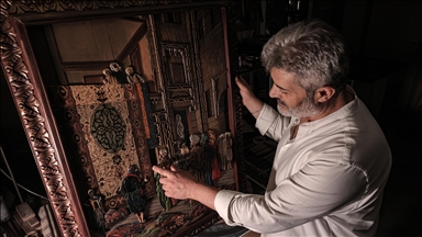 Farklı sanat dallarının birleşimiyle ortaya çıkan "neva" ile ahşap eserler üretiyor