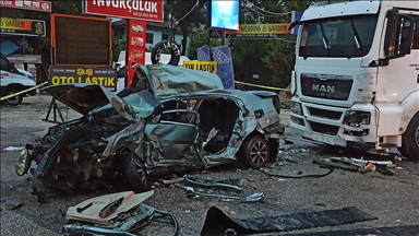 Ankara'da park halindeki tıra çarpan otomobildeki 3 kişi hayatını kaybetti, 2 kişi yaralandı