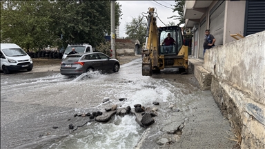 İzmir'de patlayan su borusunun onarılmamasına mahalleliden tepki