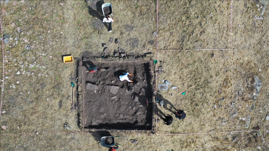 Archaeologists research 3,500-year-old history at castle ruins in northeastern Türkiye
