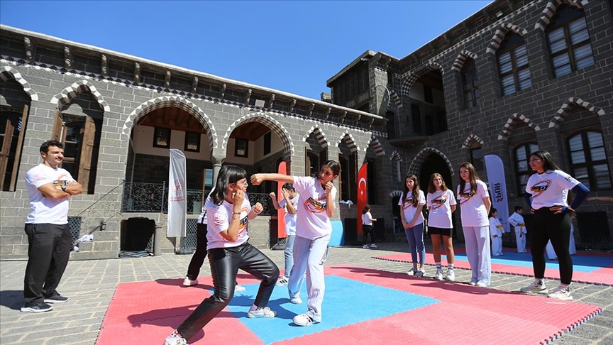 Diyarbakır'da tarihi mekanlar sporun ritmiyle canlandı