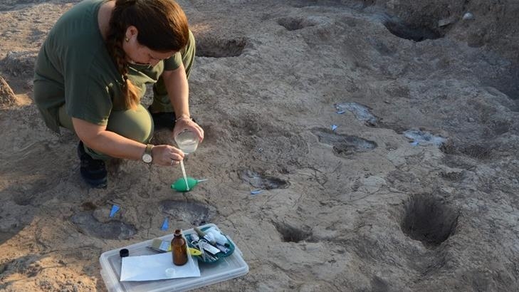 7,000-year-old human footprints unearthed in eastern Türkiye