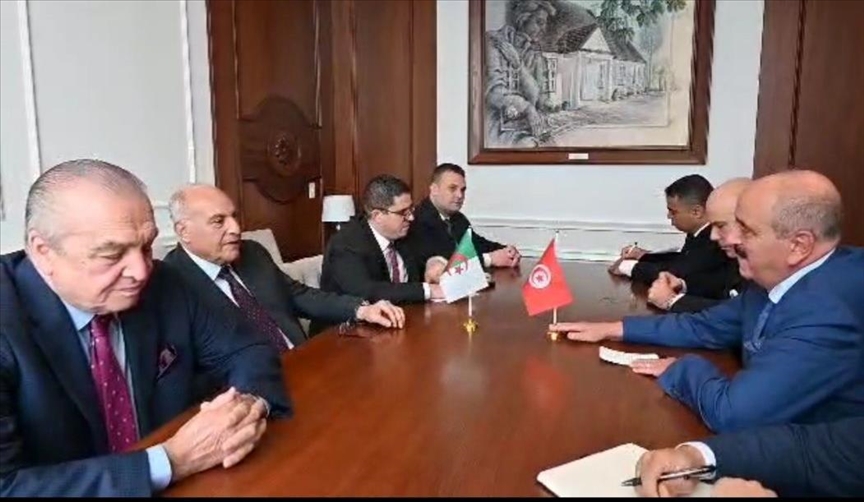تونس والجزائر تؤكدان أهمية التعاون بالاقتصاد وإدارة الحدود