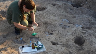 7,000-year-old human footprints unearthed in eastern Türkiye