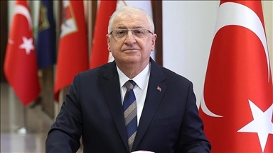 وزير الدفاع التركي يبحث مع نظيره البريطاني التعاون الثنائي