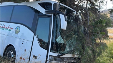 Li Adiyemanê otobusa rêwiyan û otomobîl li hev qelibîn û 4 kes mirin