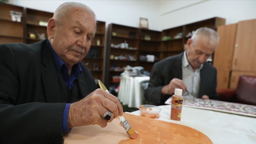 Huzurevinde geçen ömür sanatla yeniden renklendi