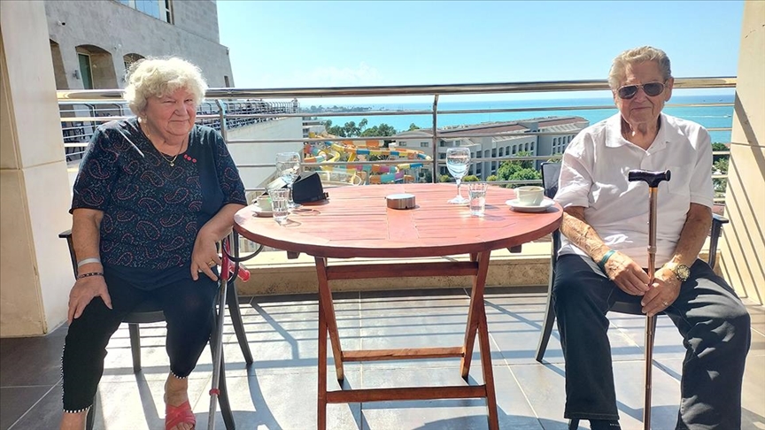 Alman çift 28 yıldır tatil için Antalya'yı tercih ediyor