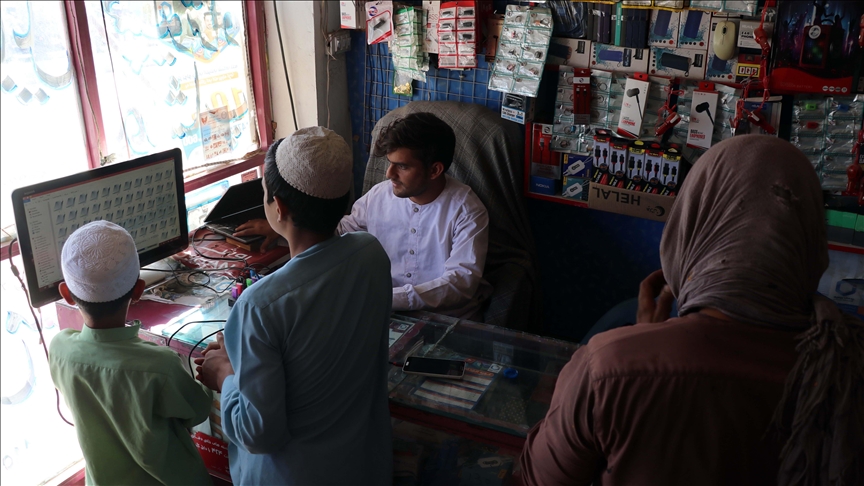 Afganistan'da 48 saatlik kesintinin ardından internet ve telekomünikasyon hizmetlerine erişilebiliyor