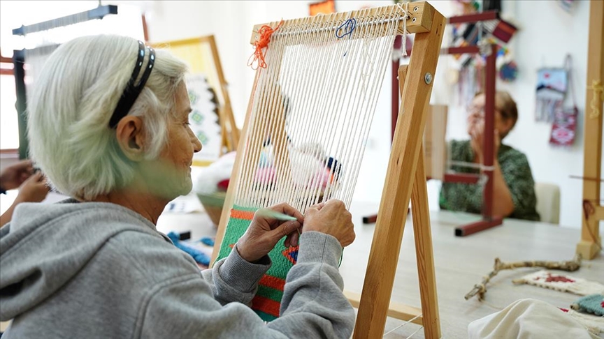 İkinci baharlarında dokuma atölyesinde beceri kazanıp dostluklar kuruyorlar