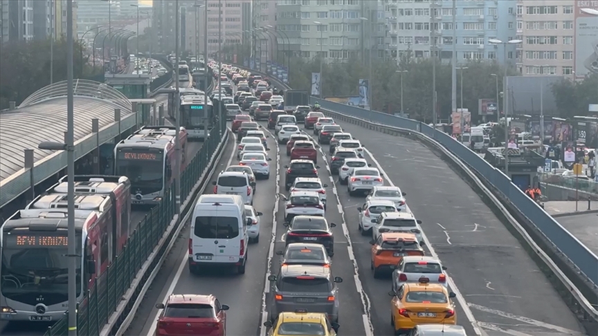 İstanbul'da sabah saatlerinde trafik yoğunluğu yaşanıyor