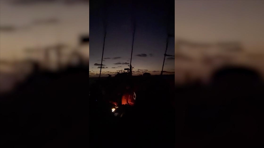 Një anije e madhe luftarake shihet pranë anijeve të Flotiljes Globale "Sumud" që u nisën për në Gaza