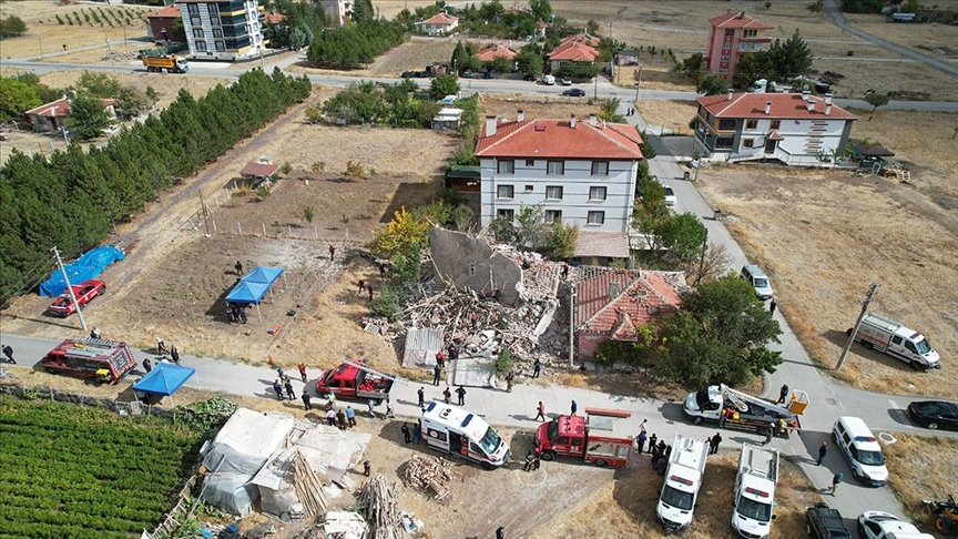 Ankara'nın Çubuk ilçesinde deprem riski nedeniyle boşaltılan 4 katlı bina çöktü