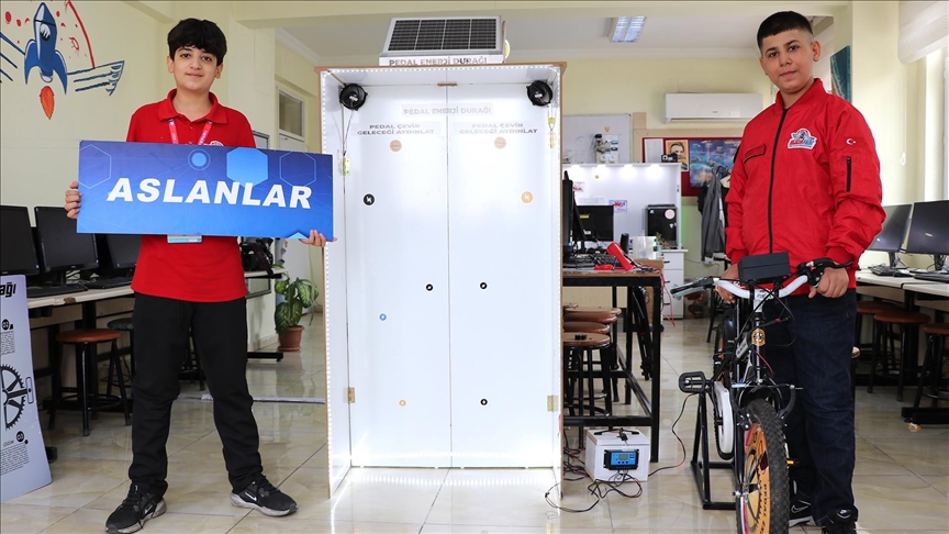 Gaziantepli öğrenciler pedal çevirerek elektrik üretiyor