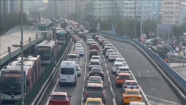 İstanbul'da sabah saatlerinde trafik yoğunluğu yaşanıyor