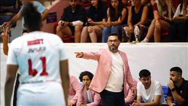 Basketbol antrenörleri, meme kanseri farkındalığı için parkeye pembe ceketle çıkıyor