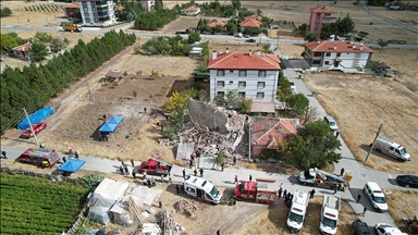 Ankara'nın Çubuk ilçesinde deprem riski nedeniyle boşaltılan 4 katlı bina çöktü