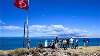 Keleha Ayanîsê ya bi menzereya Gola Wanê bû cihê ziyareta turîstan