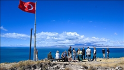Van Gölü manzaralı Ayanis Kalesi turistlerin uğrak noktası oldu