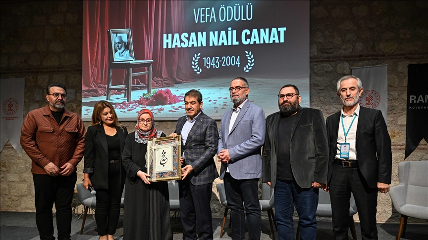 2. Uluslararası İstanbul Çocuk Kitapları Fuarı'nda "Vefa Ödülü" Hasan Nail Canat adına verildi