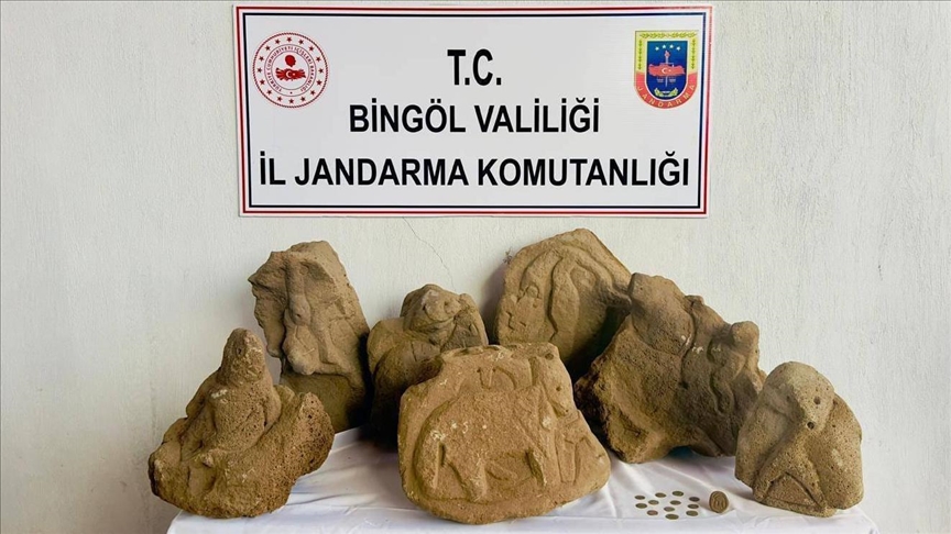 Li Bîngolê 17 kevirên bi fîguran neqişandî û 12 polik hatin bidestxistin