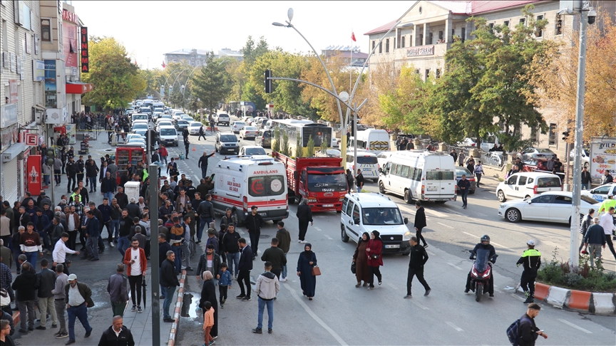 Li Agiriyê di navbera du koman da bi kêr û çekan şer derket, yek jê giran 4 kes birîndar bûn