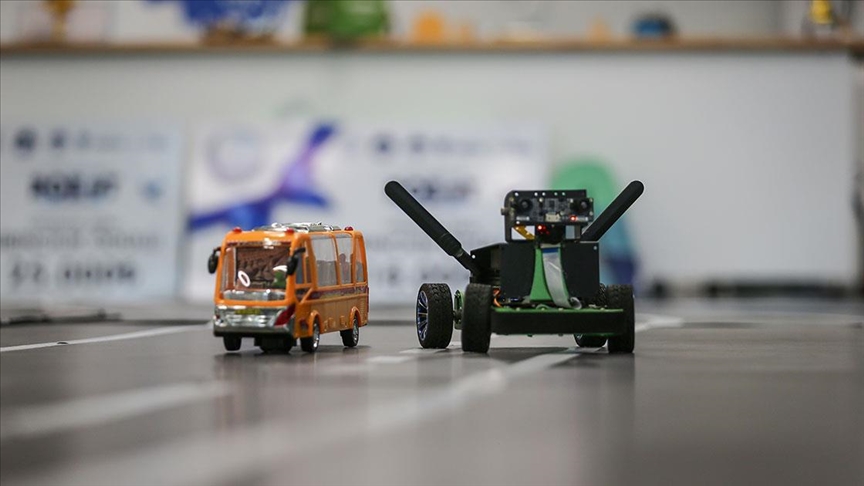 Meslek liseliler tasarladıkları mini otonom araçla uluslararası yarışmalarda zirveyi hedefliyor