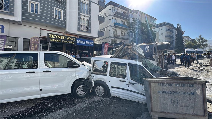 Malatya'da freni arızalanan kamyon 15 araca çarptı, 5 kişi yaralandı