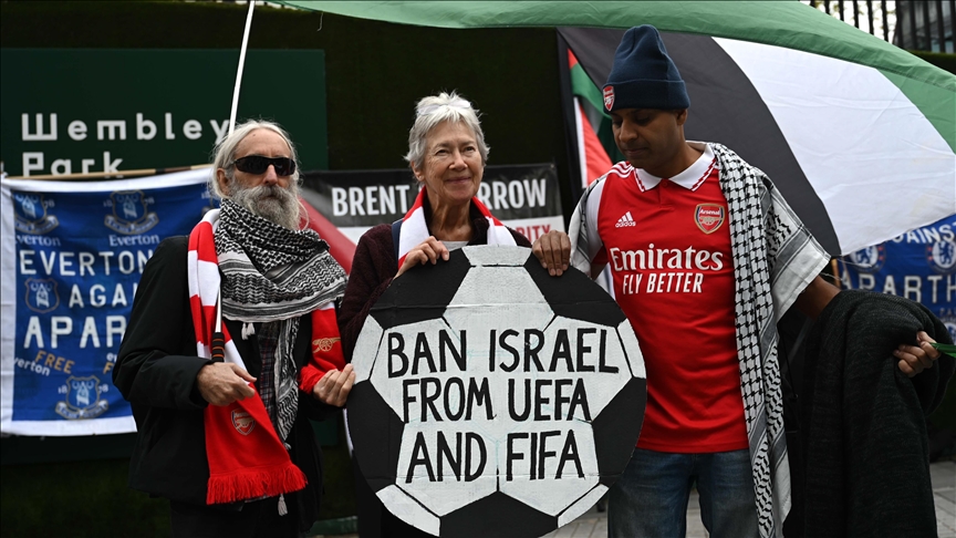Protestë jashtë stadiumit Wembley në Londër  kërkohet përjashtimi i Izraelit nga UEFA dhe FIFA