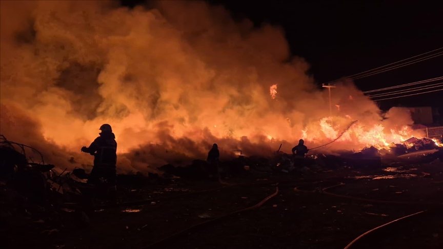 Tekirdağ'da atık toplama merkezinde çıkan yangına müdahale ediliyor
