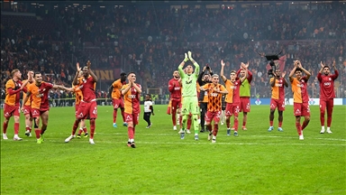 Galatasaray evinde rahat, Beşiktaş deplasmanda zorlanıyor