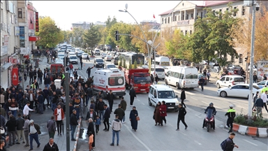 Li Agiriyê di navbera du koman da bi kêr û çekan şer derket, yek jê giran 4 kes birîndar bûn