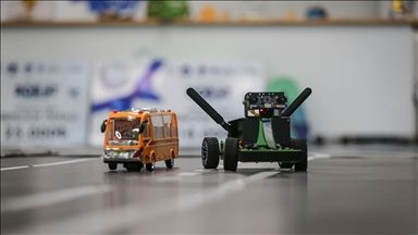 Meslek liseliler tasarladıkları mini otonom araçla uluslararası yarışmalarda zirveyi hedefliyor