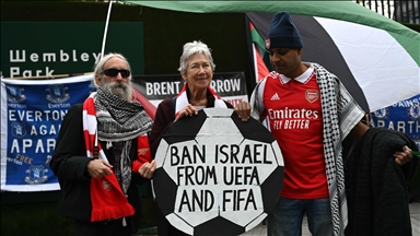 Protestë jashtë stadiumit Wembley në Londër, kërkohet përjashtimi i Izraelit nga UEFA dhe FIFA