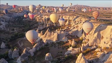 Balonat me ajër të nxehtë në Kapadokya u shtojnë ngjyra luginave 