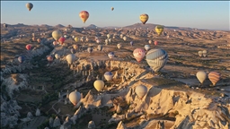Kapadokya'daki sıcak hava balonları vadilere renk kattı