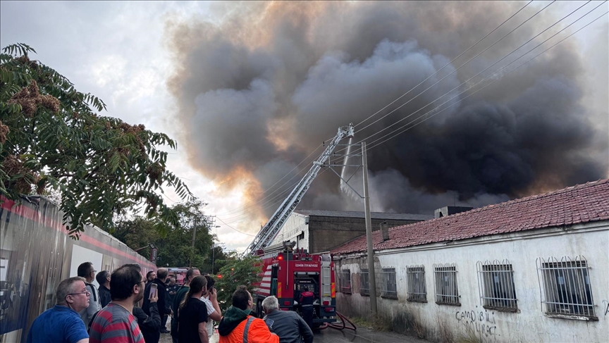 İzmir'de depoda çıkan yangın kontrol altına alındı