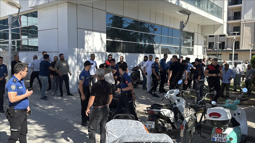 Li Adiyemanê di pevçûna di navbera 2 koman da 8 kes birîndar bûn