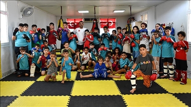 Wushu antrenörü muhtar, mahallesindeki çocuk ve gençlere savunma eğitimi veriyor