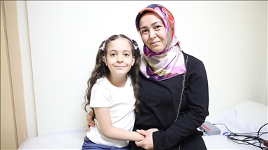 İşitme engelli anne ve kızı, biyonik kulakla birbirini daha rahat duydu