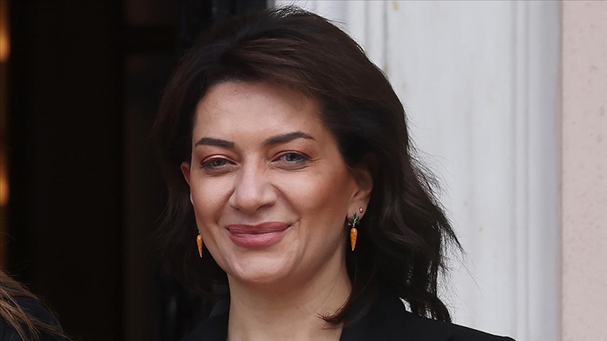Paşinyan'ın eşi Hakobyan, Cumhurbaşkanı Erdoğan'ın "Daha Adil Bir Dünya Mümkün" kitabını okudu