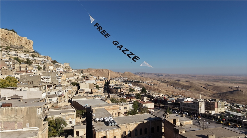Li asîmanên Mêrdînê bafiroka li serê "Free Gazze" nivîsandî hat firandin 