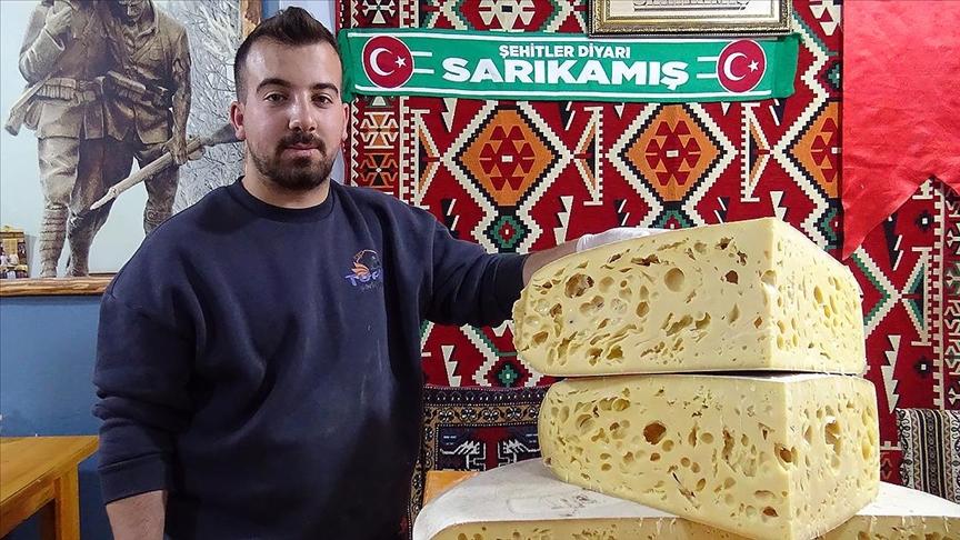 Kars'ın tescilli gravyer peyniri tezgahlarda yerini aldı