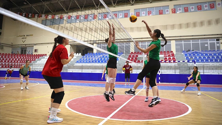 Hakkari'de kadın voleybolcular başarılarıyla hemcinslerine örnek olmak istiyor