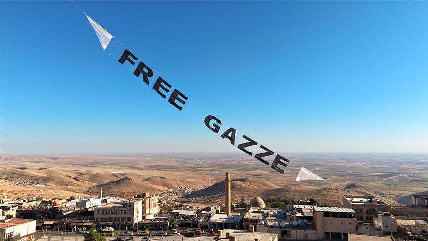 Mardin semalarında "Free Gazze" yazılı uçurtma süzüldü
