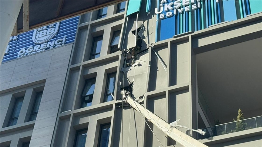 Şişli'de inşaat alanındaki vinç öğrenci yurduna devrildi 