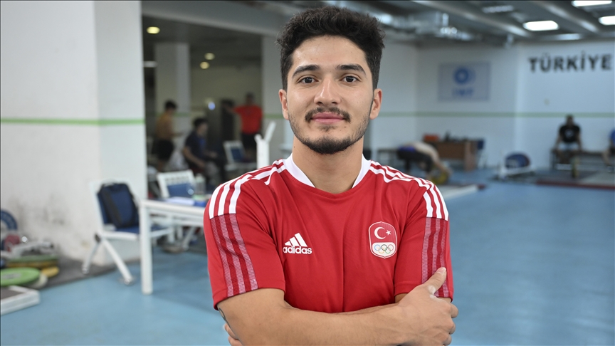 Milli halterci Muhammed Furkan Özbek, rekor kırarak dünya şampiyonu oldu