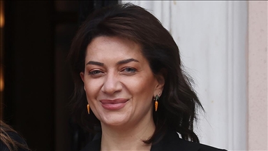 Paşinyan'ın eşi Hakobyan, Cumhurbaşkanı Erdoğan'ın "Daha Adil Bir Dünya Mümkün" kitabını okudu